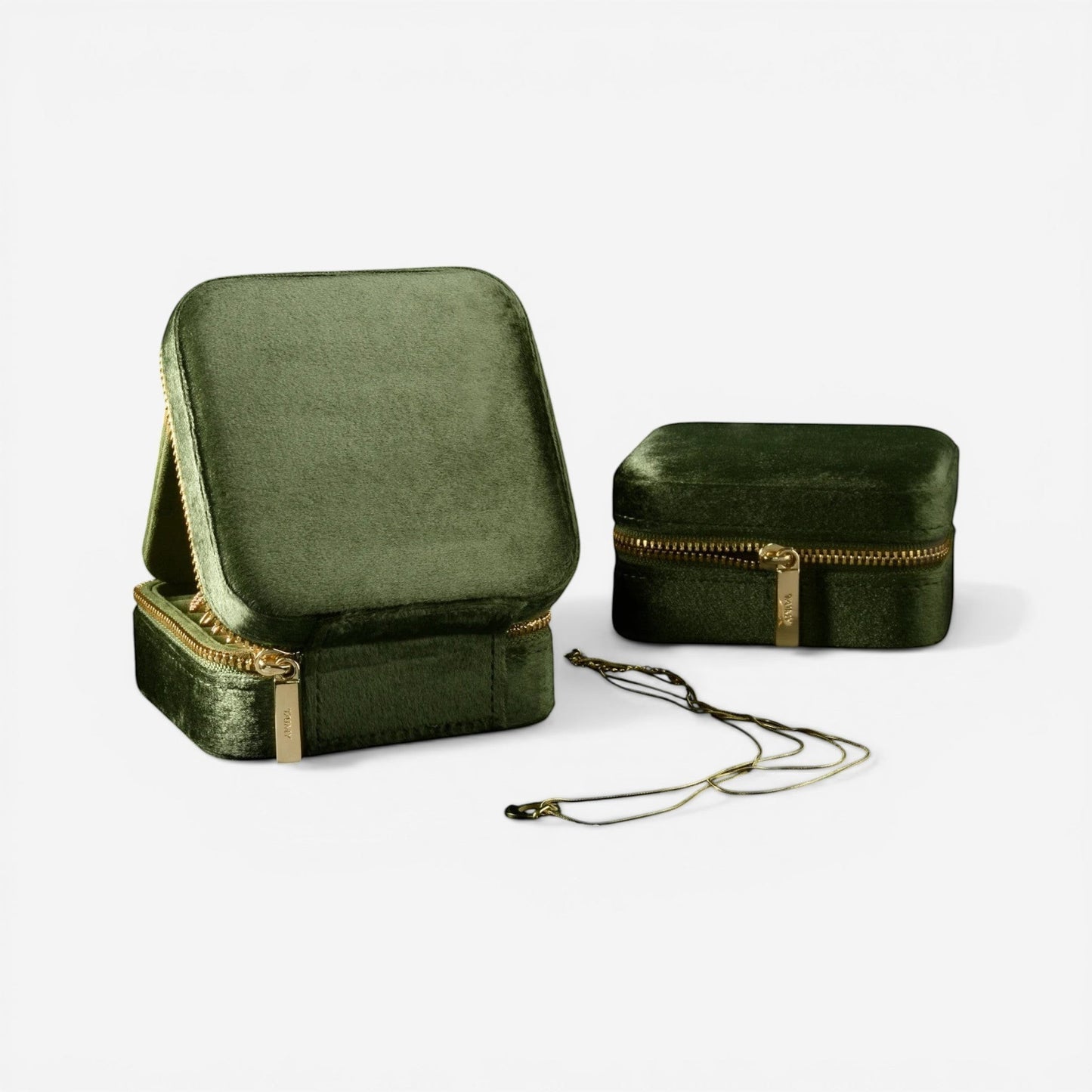 Boîte à bijoux en velours format voyage compacte avec espaces dédiés pour bagues et colliers.