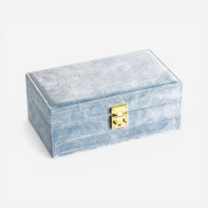Boîte à bijoux en velours gris compacte avec fermeture pratique et espaces dédiés pour vos accessoires.