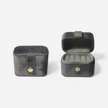 Boîte à bijoux en velours gris, ouverte avec compartiments pour organiser les bijoux.