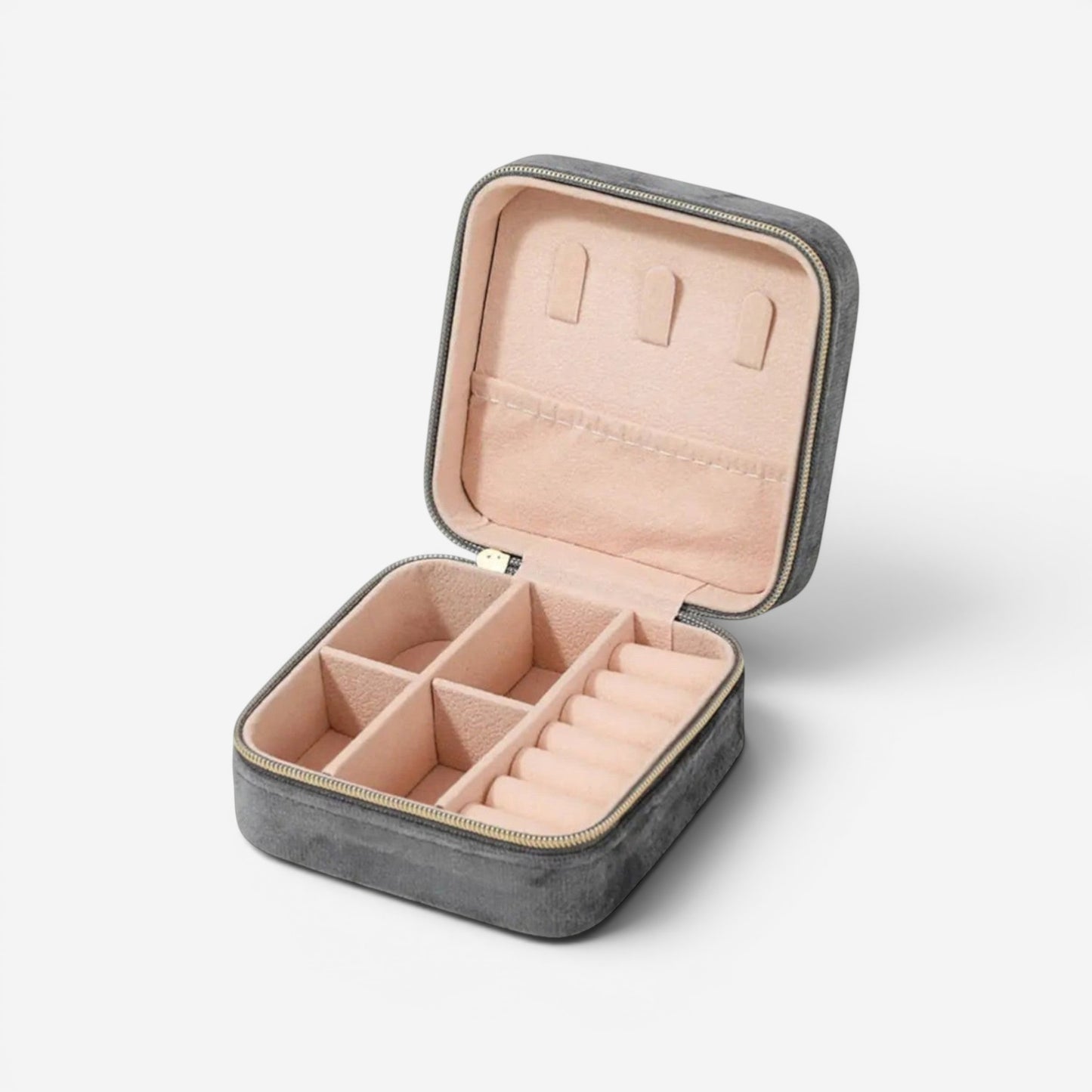 Boîte à bijoux en velours gris, ouverte avec compartiments pour organiser les accessoires.
