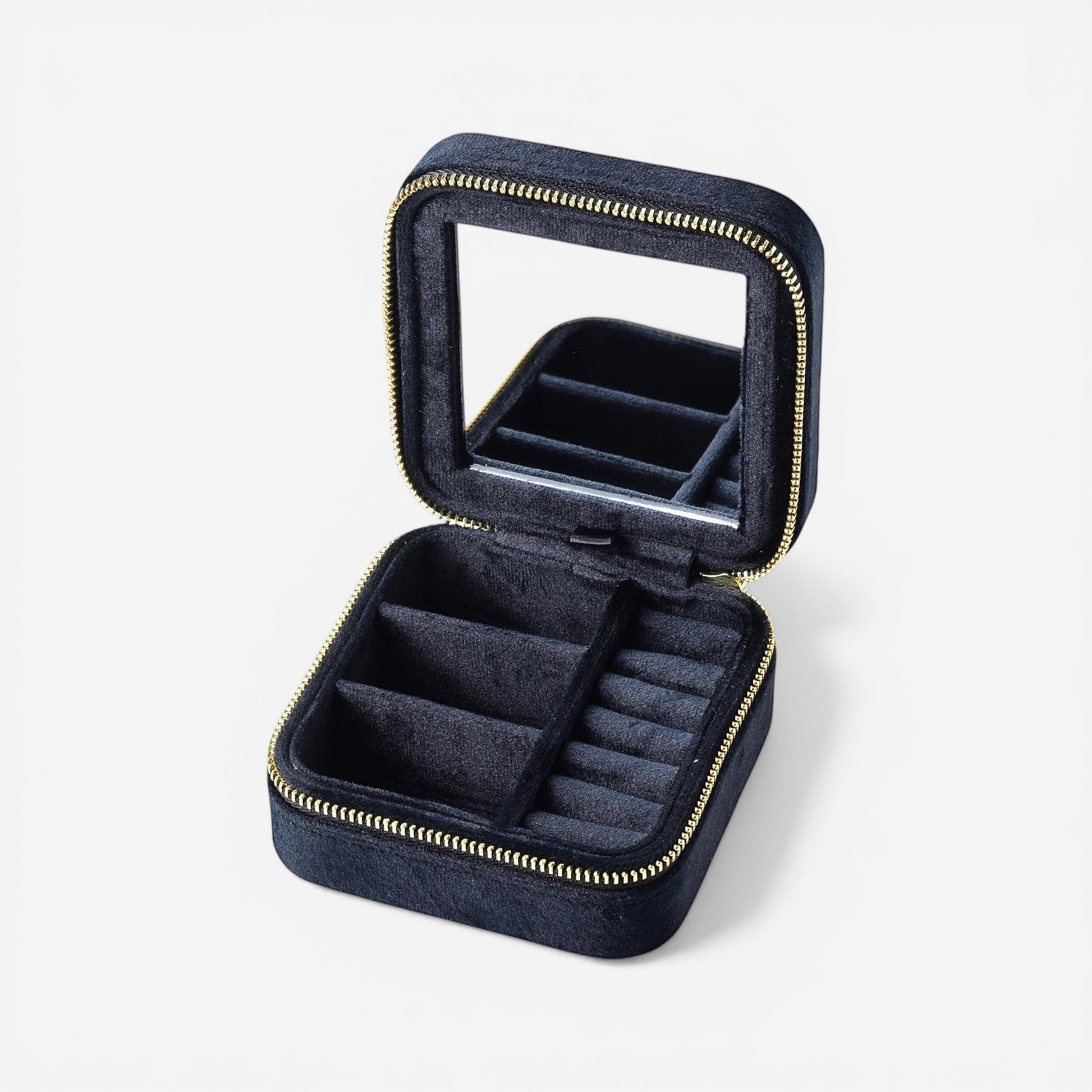 Boîte à bijoux de voyage en velours noir élégante et compacte idéale pour transporter vos bijoux en toute sécurité.