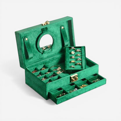 Boîte à bijoux en velours ouverte avec plusieurs compartiments pratiques pour un rangement organisé et élégant.