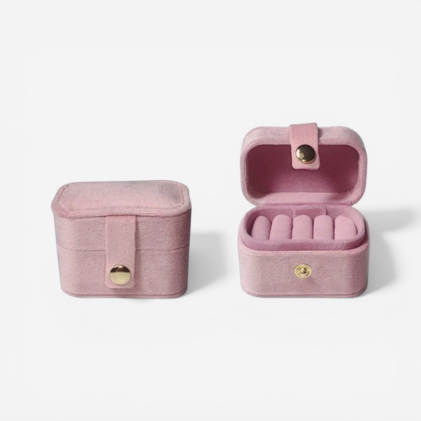 Boîte à bijoux en velours rose, ouverte avec rangement pour bijoux et design compact.