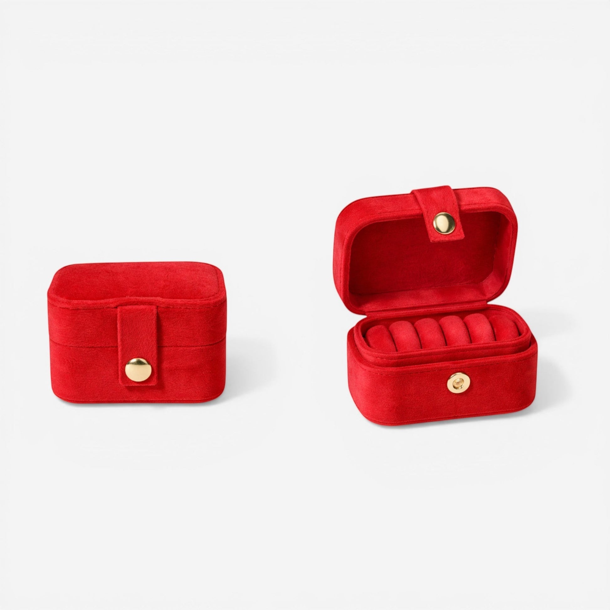 Boîte à bijoux en velours rouge, ouverte avec compartiments pour bagues dans un format compact.