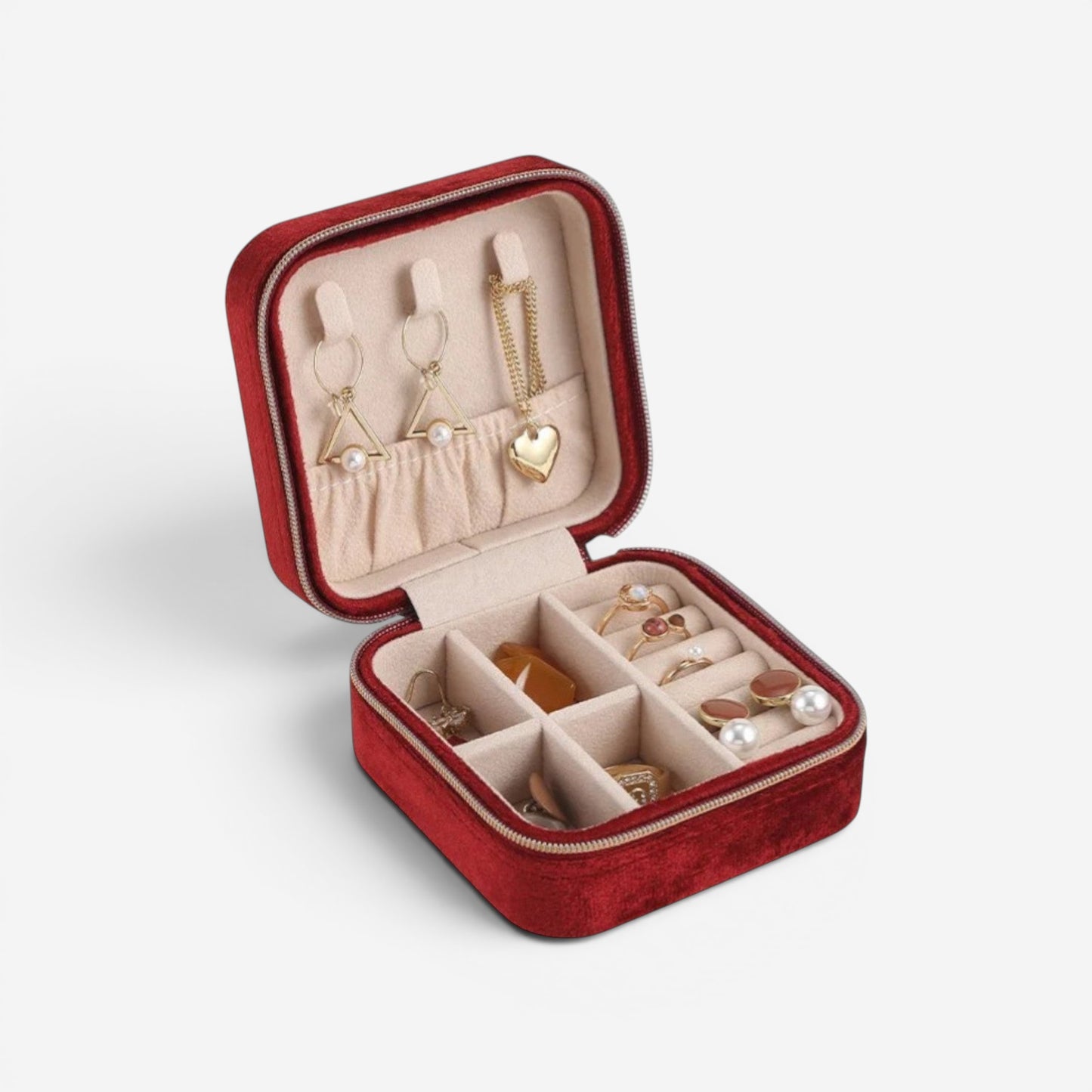 Boîte à bijoux en velours rouge, ouverte avec bijoux et compartiments de rangement.