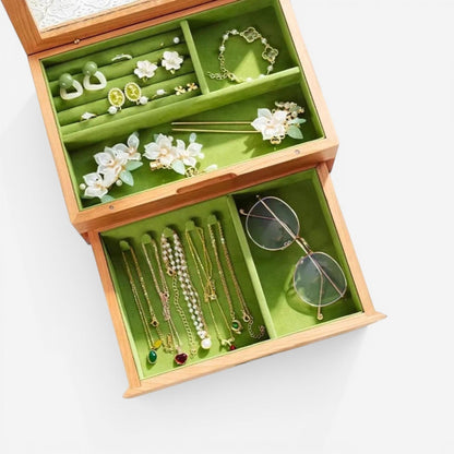 Boîte à bijoux en velours vert au design luxueux avec ouverture pratique pour organiser tous vos bijoux.