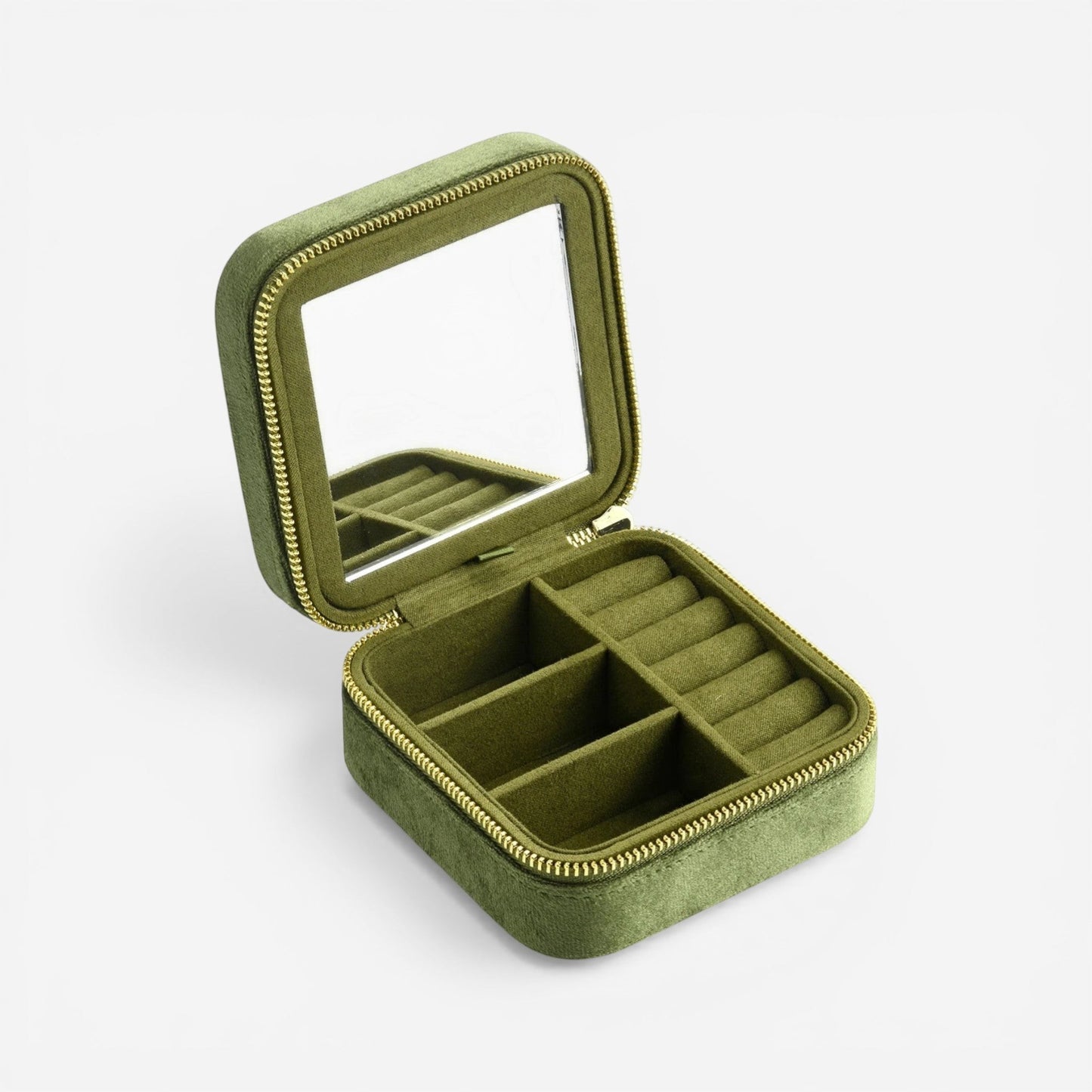 Boîte à bijoux carrée en velours vert, ouverte avec miroir et compartiments pour bijoux bien organisés.