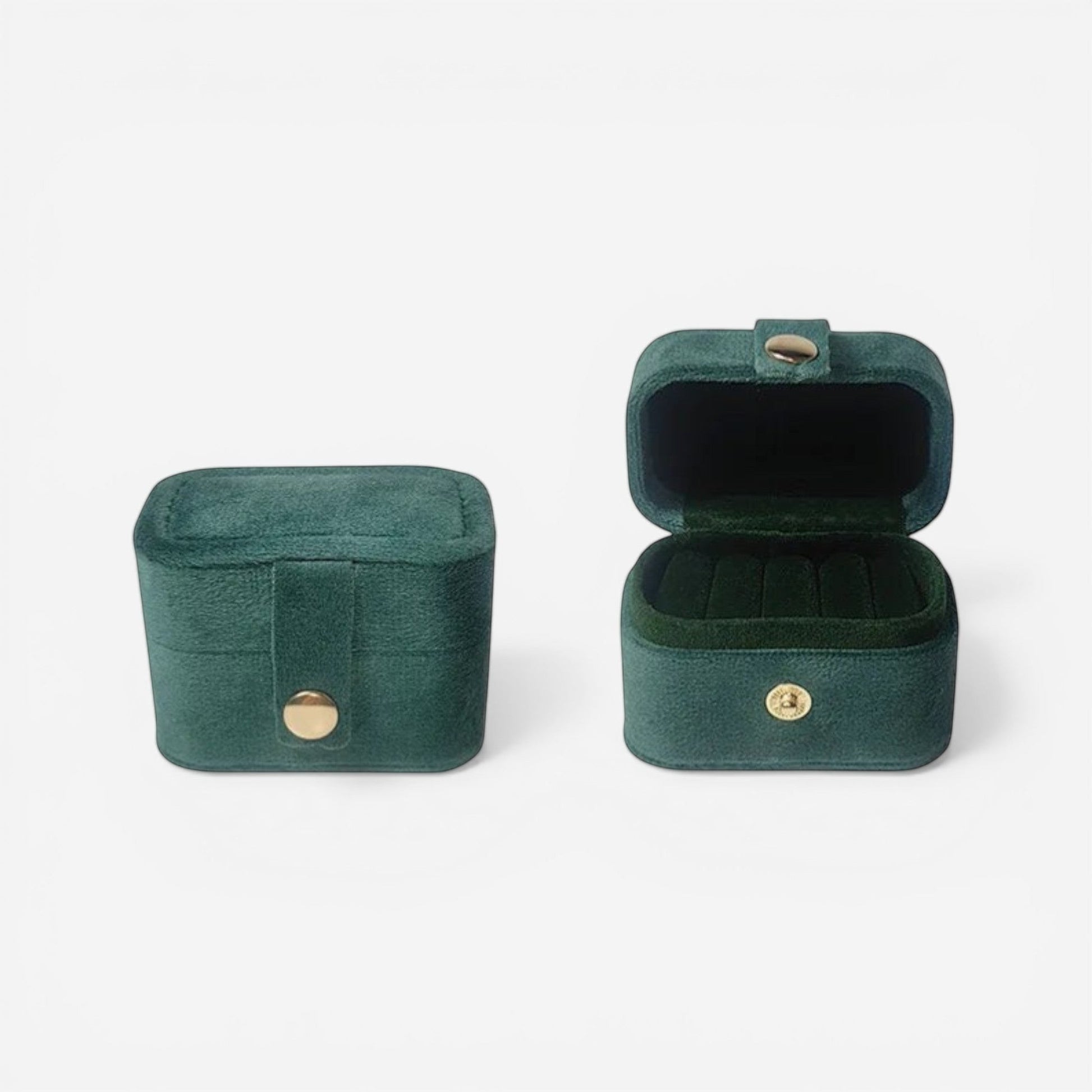 Boîte à bijoux en velours vert, ouverte avec compartiments pour bijoux bien organisés.