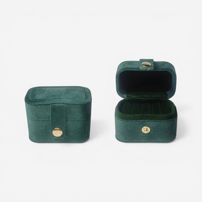 Boîte à bijoux en velours vert, ouverte avec compartiments pour bijoux bien organisés.