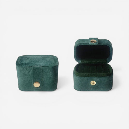 Boîte à bijoux en velours vert, ouverte avec compartiments pour bijoux bien organisés.
