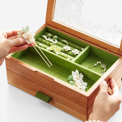 Boîte à bijoux en velours vert multifonction avec espaces dédiés pour bagues, colliers et boucles d’oreilles.
