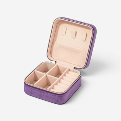 Boîte à bijoux en velours violet clair, ouverte avec compartiments et design doux.