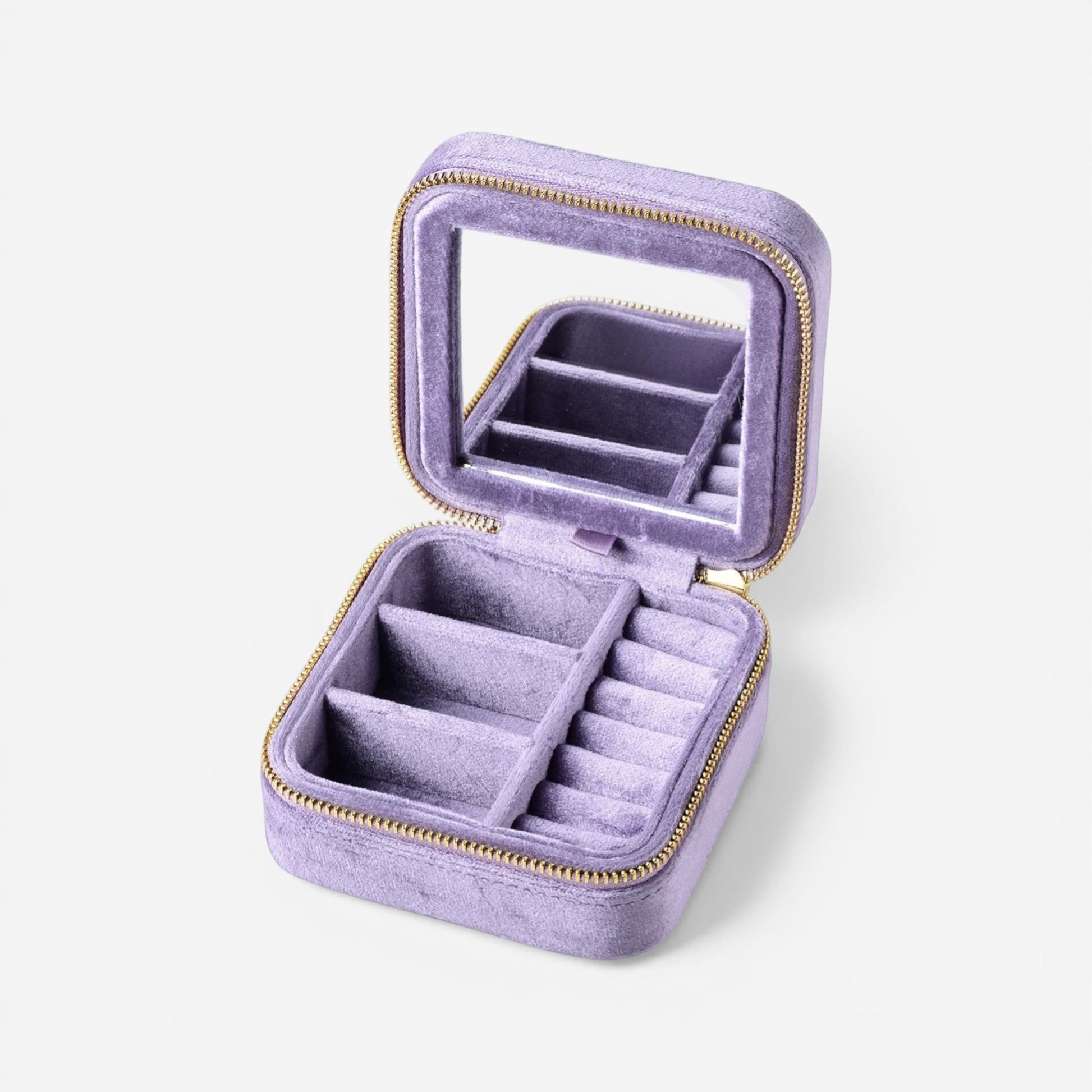 Boîte à bijoux carrée en velours violet, ouverte avec miroir et compartiments pour organiser les bijoux.