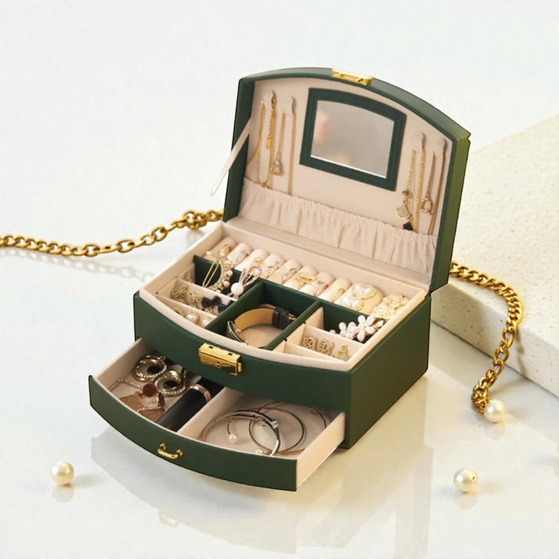 Boîte à bijoux verte compacte avec tiroir et compartiments pour bijoux.