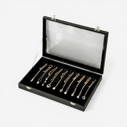 Boîte à bijoux en cuir noir avec vitre transparente ouverte, présentant les compartiments pour bagues et accessoires.