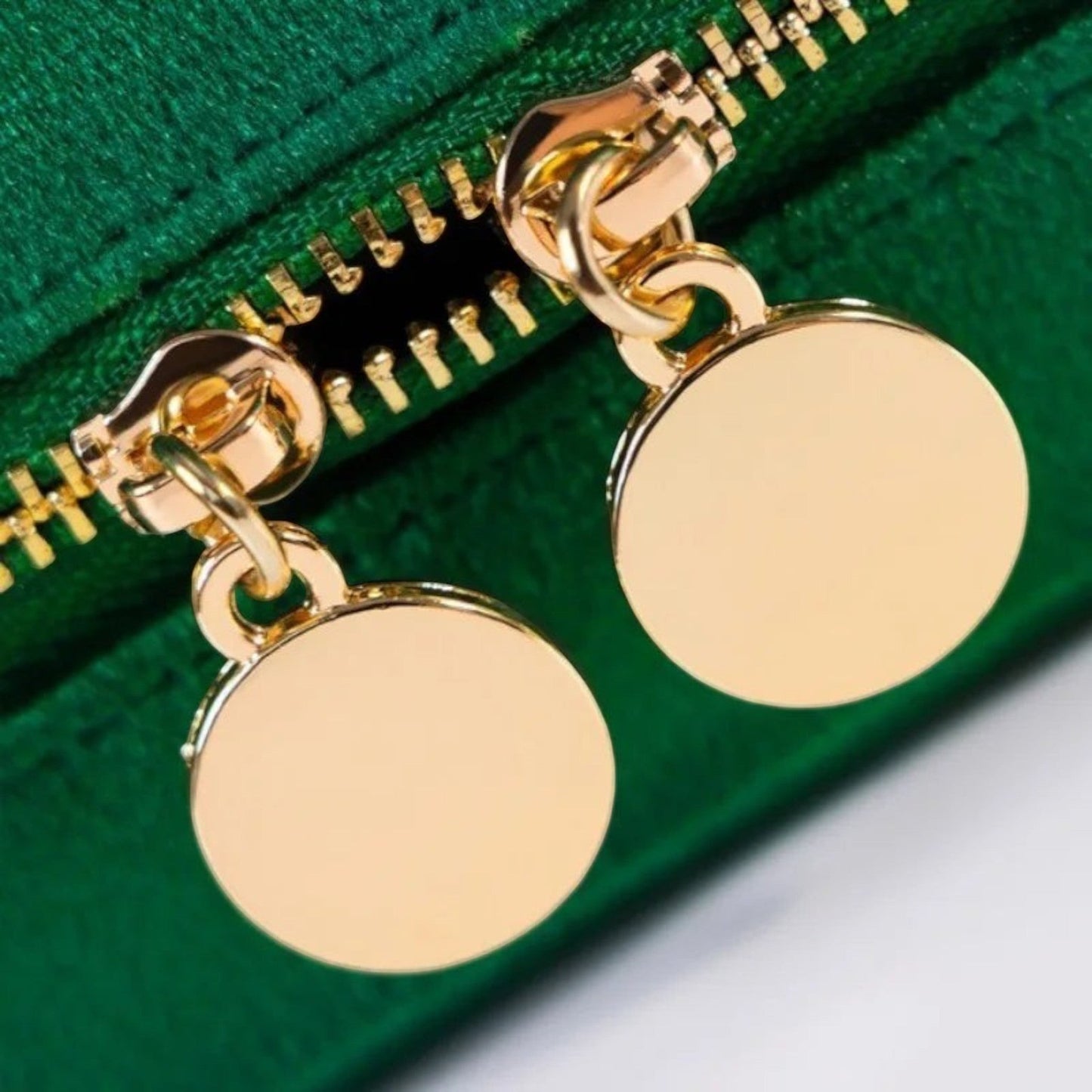 boite à bijoux de voyage avec bijoux rangés pour un transport sécurisé
