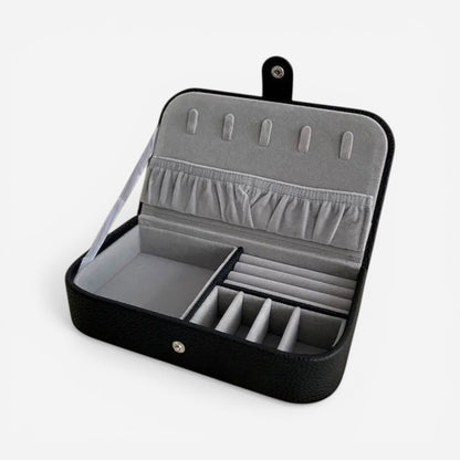 Boîte à bijoux portable en cuir PU gris, compacte, avec fermeture à bouton et espaces de rangement pour bijoux.