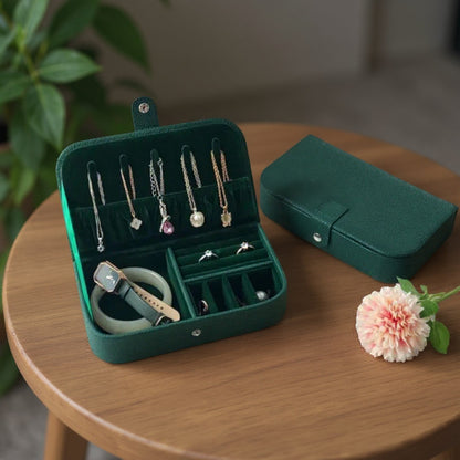 Boîte à bijoux portable en cuir PU vert avec intérieur compartimenté pour bagues, boucles d’oreilles et colliers.