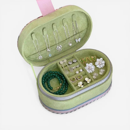 boîte à bijoux de voyage élégante ouverte avec miroir et rangement pour bagues et boucles d’oreilles