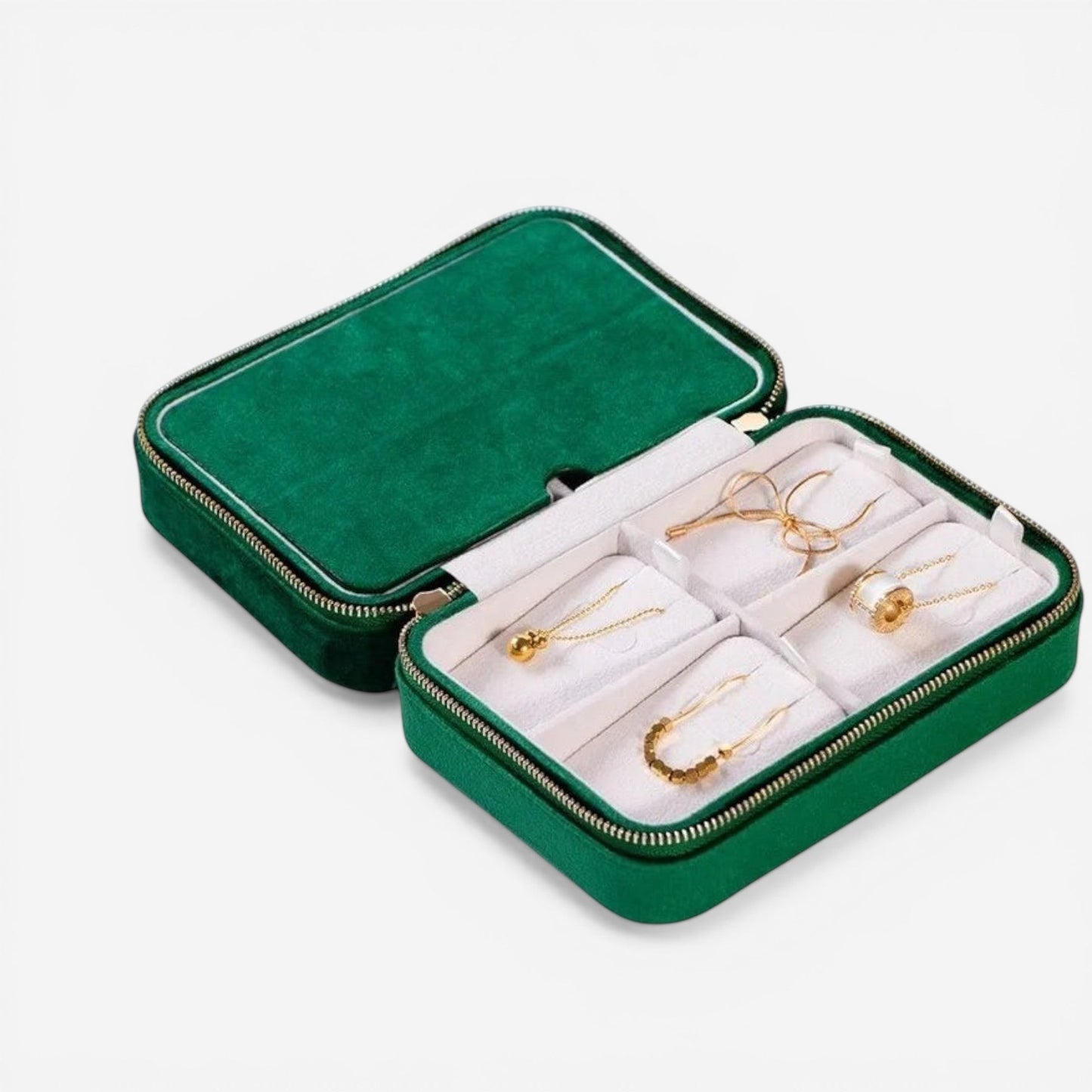 boite à bijoux de voyage ouverte avec intérieur organisé pour ranger bijoux facilement