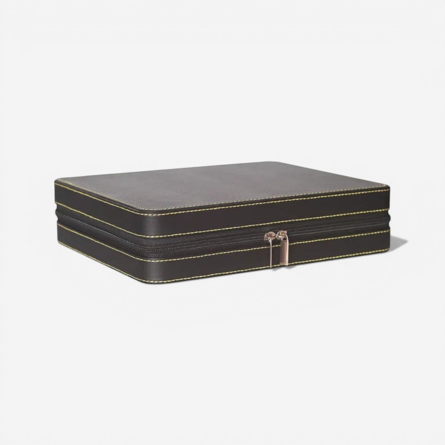 boîte à bijoux de voyage en simili cuir fermée avec design compact et élégant