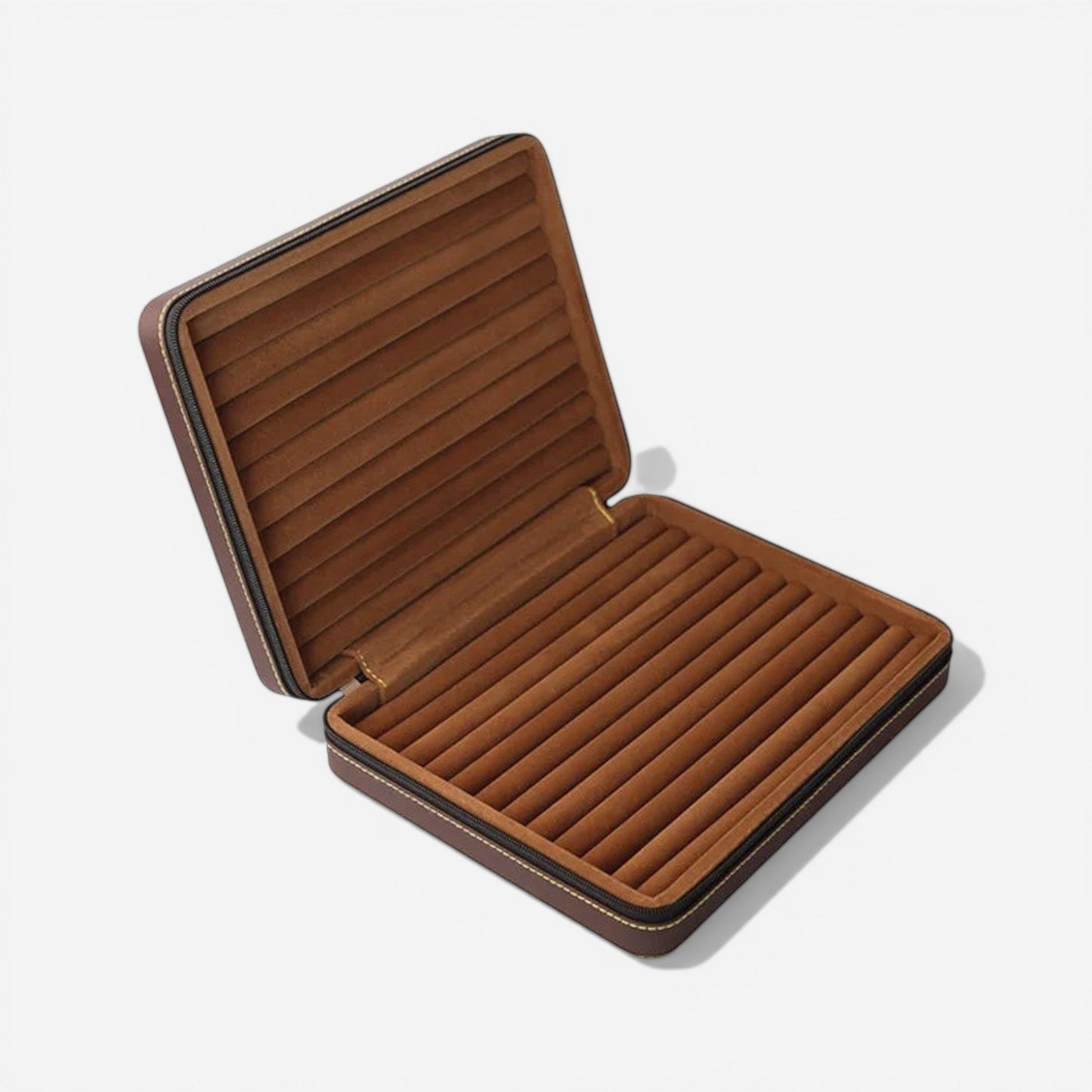 boîte à bijoux de voyage en simili cuir marron ouverte avec rangement pour bijoux