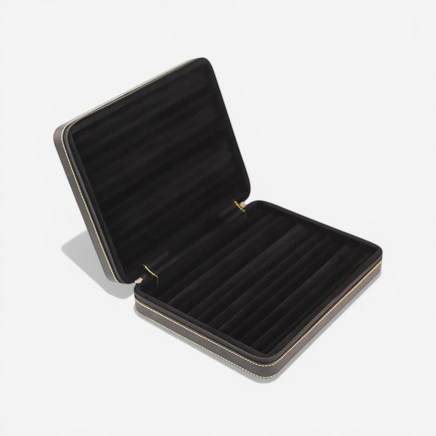 boîte à bijoux de voyage en simili cuir noire ouverte avec compartiments pour bagues et colliers