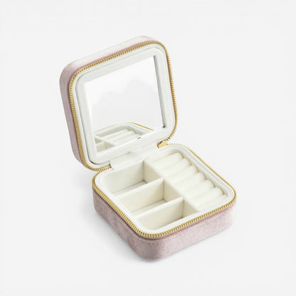 Boîte à bijoux de voyage en velours avec miroir intégré parfaite pour une utilisation pratique et élégante.