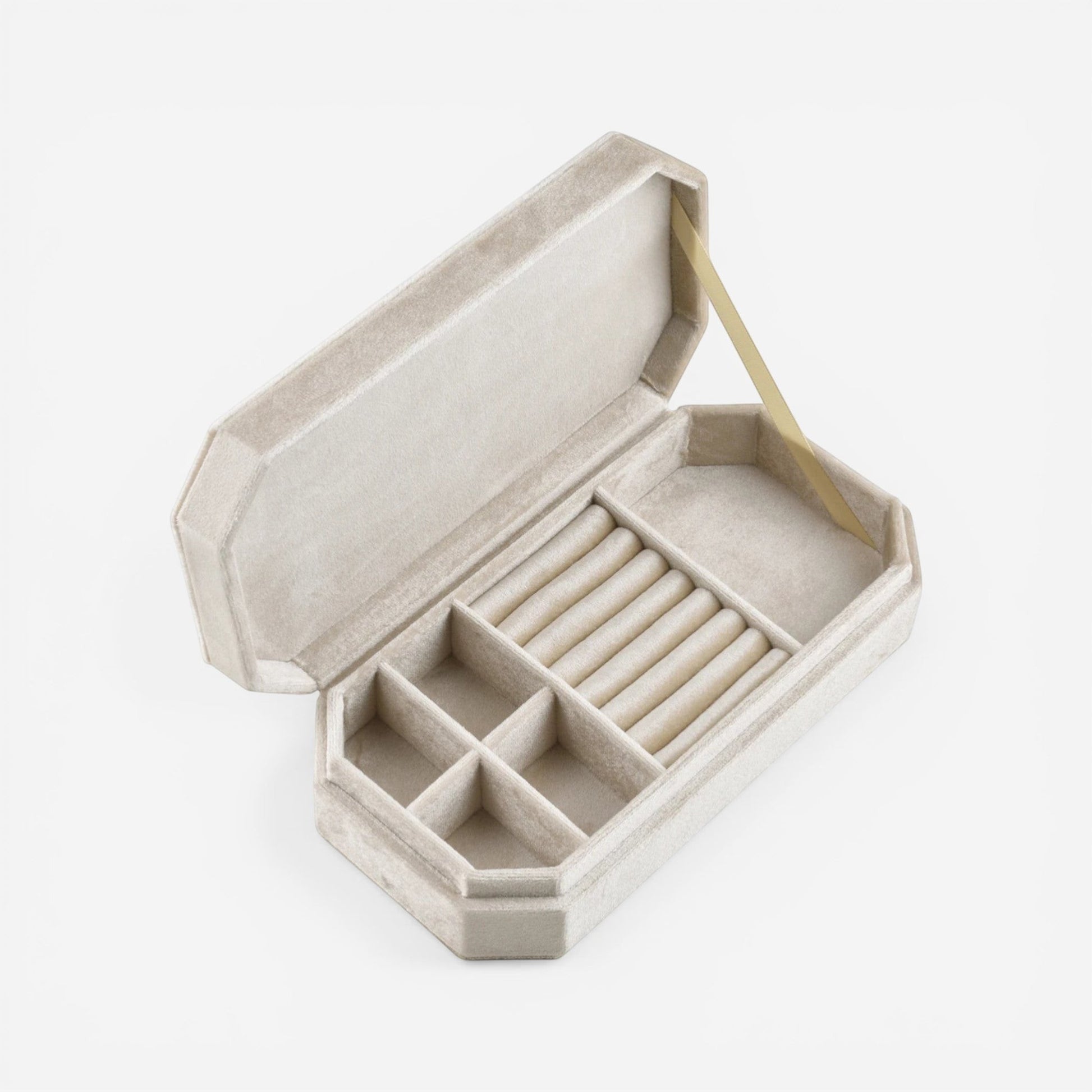 Boîte à bijoux de voyage en velours beige, compacte, avec compartiments pour bagues et accessoires.