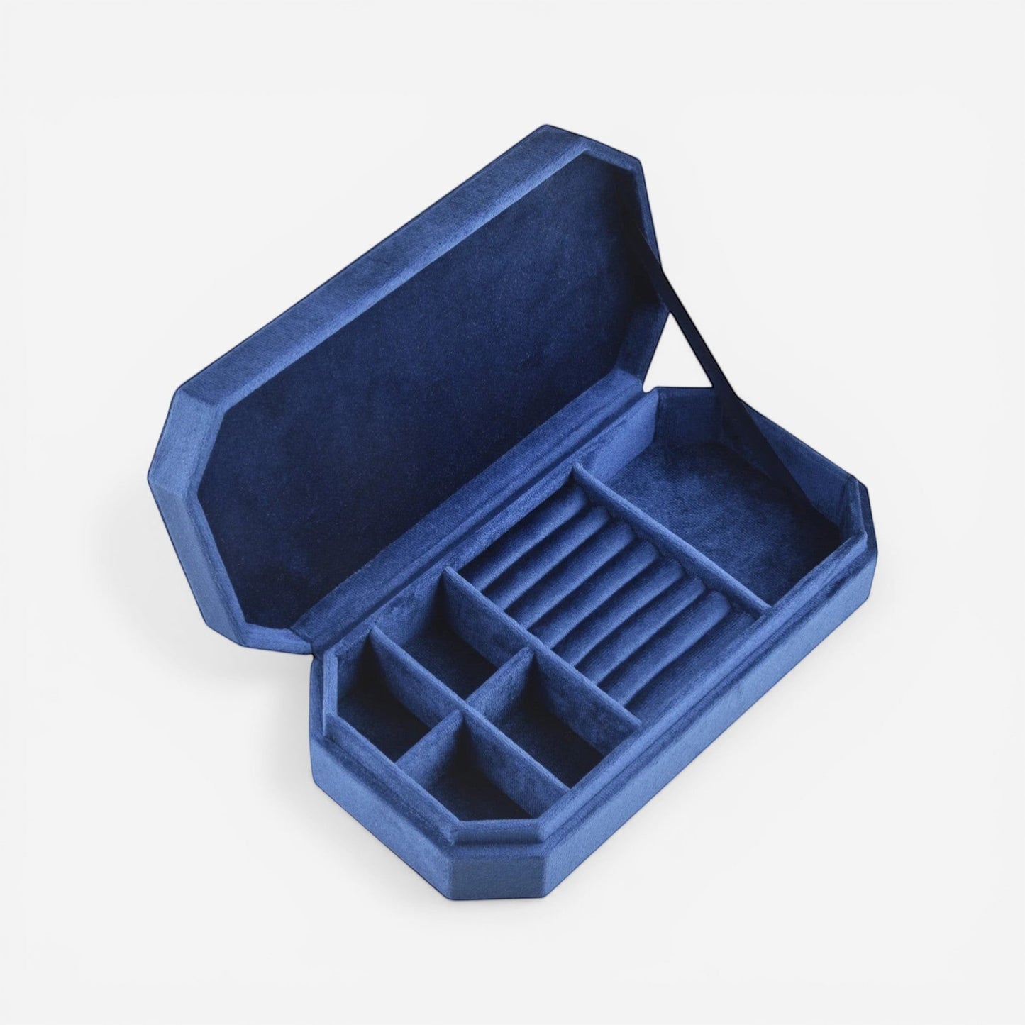 Boîte à bijoux de voyage en velours bleu, avec compartiments pour bagues et petits bijoux.