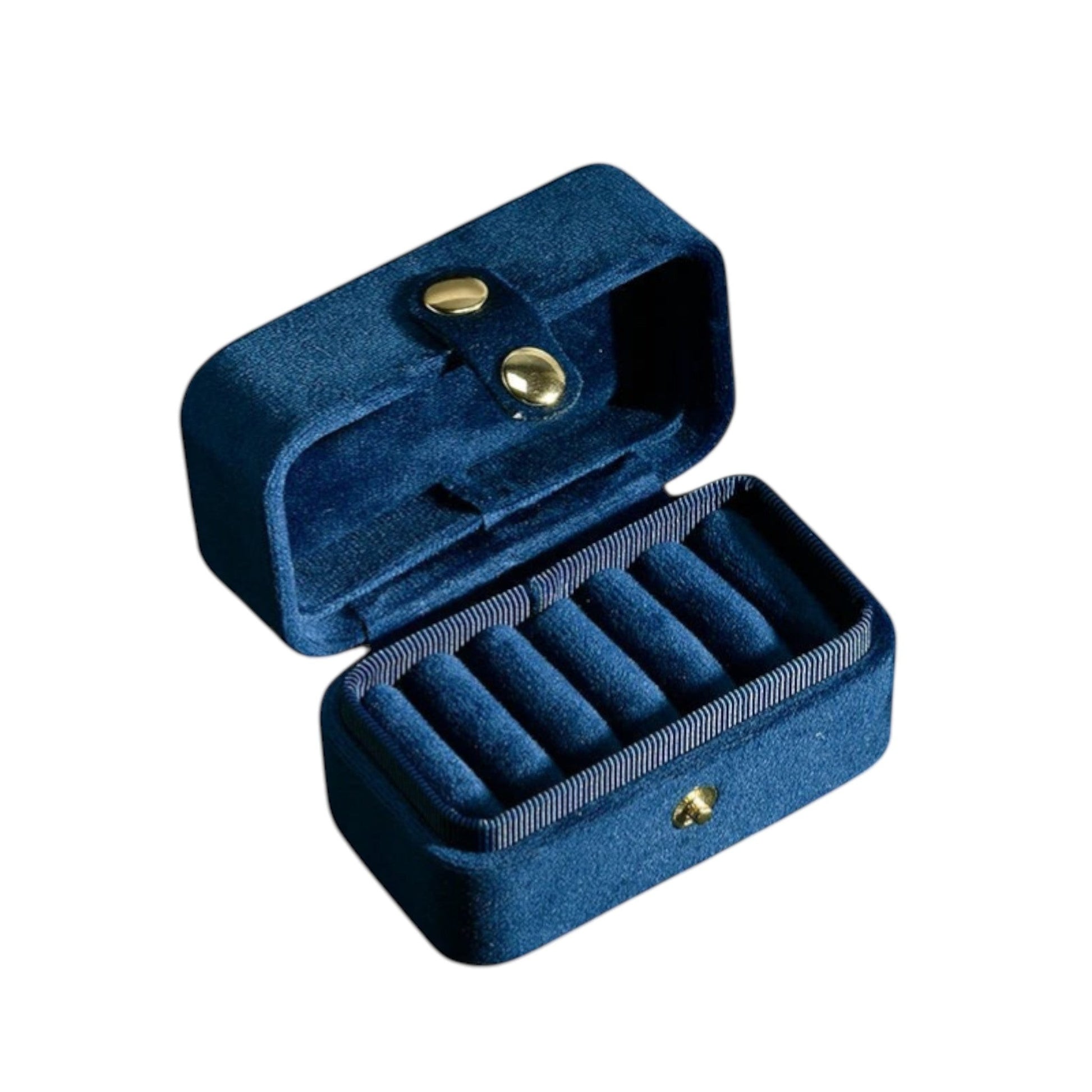 Boîte à bijoux de voyage en velours bleu, compacte, idéale pour transporter bagues et accessoires.