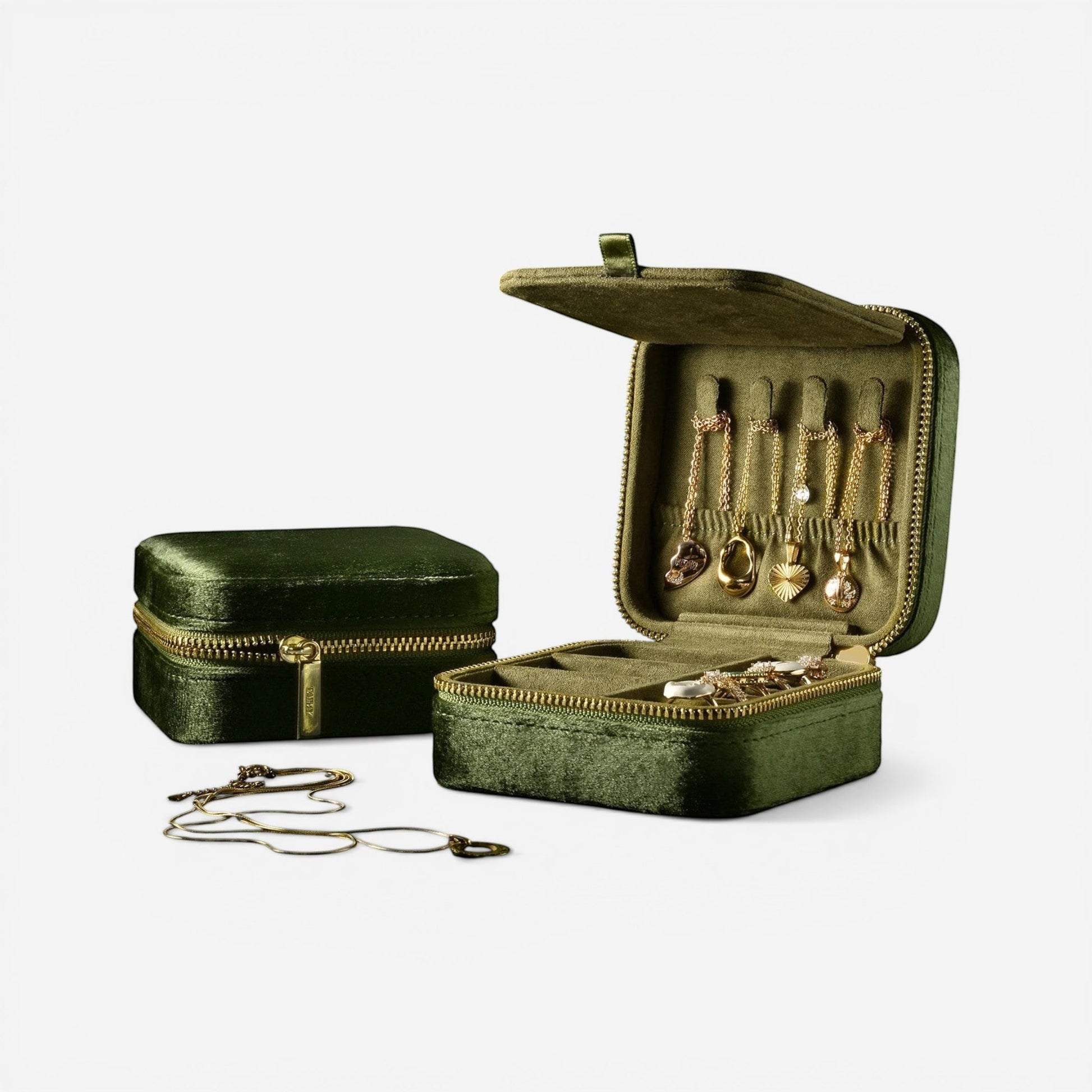 Boîte à bijoux de voyage compacte en velours idéale pour transporter bagues, colliers et boucles d’oreilles en toute sécurité.