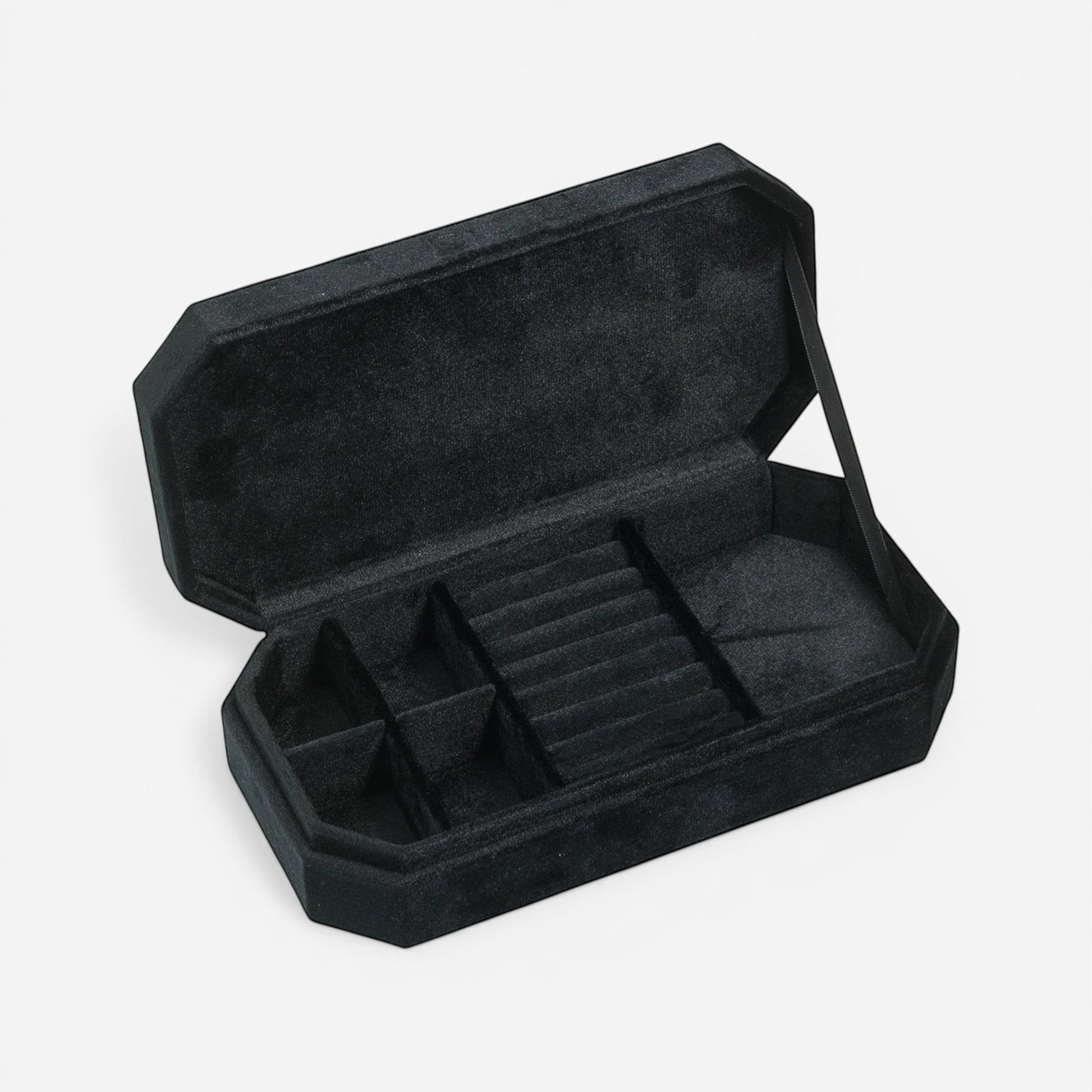Boîte à bijoux de voyage en velours noir, élégante, avec compartiments pour organiser les bijoux.