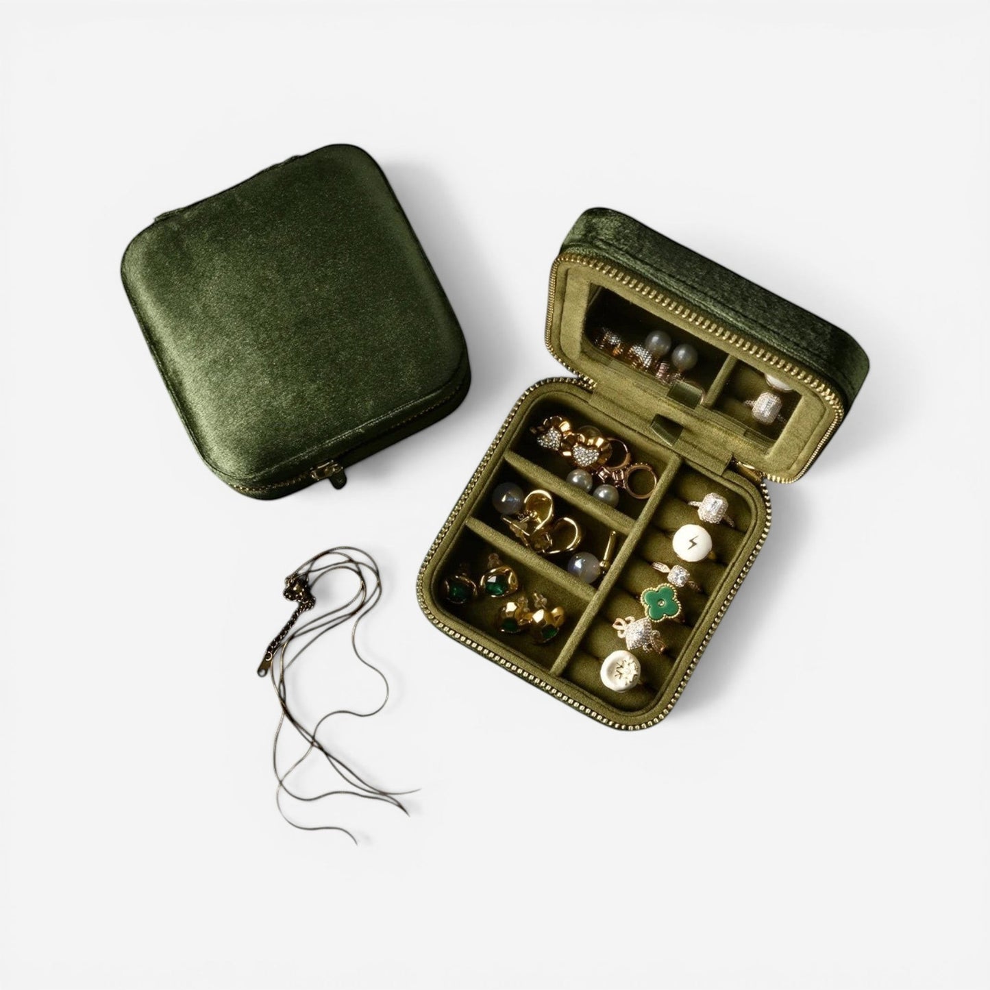 Boîte à bijoux de voyage en velours pratique et élégante parfaite pour protéger vos bijoux en déplacement.