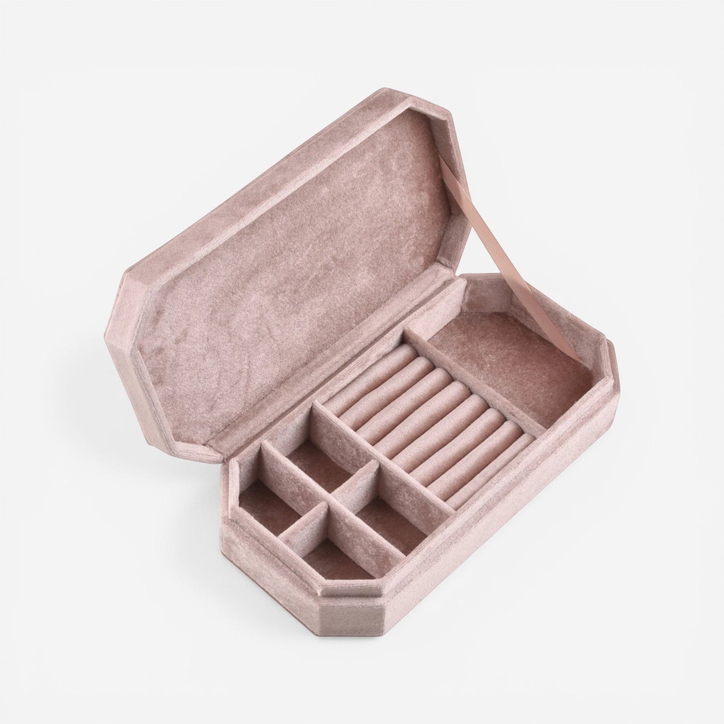 Boîte à bijoux de voyage en velours rose clair, compacte, avec espaces pour organiser les bijoux.