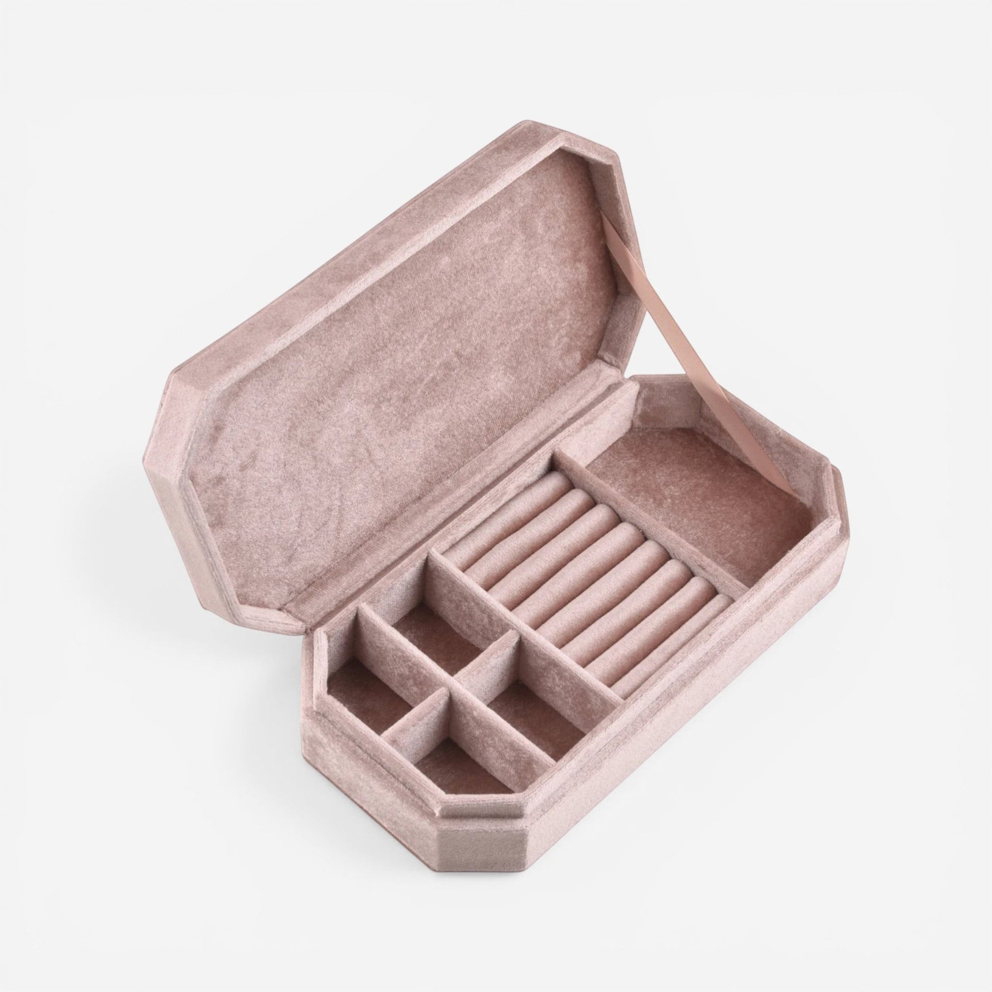 Boîte à bijoux de voyage en velours rose clair, compacte, avec espaces pour organiser les bijoux.