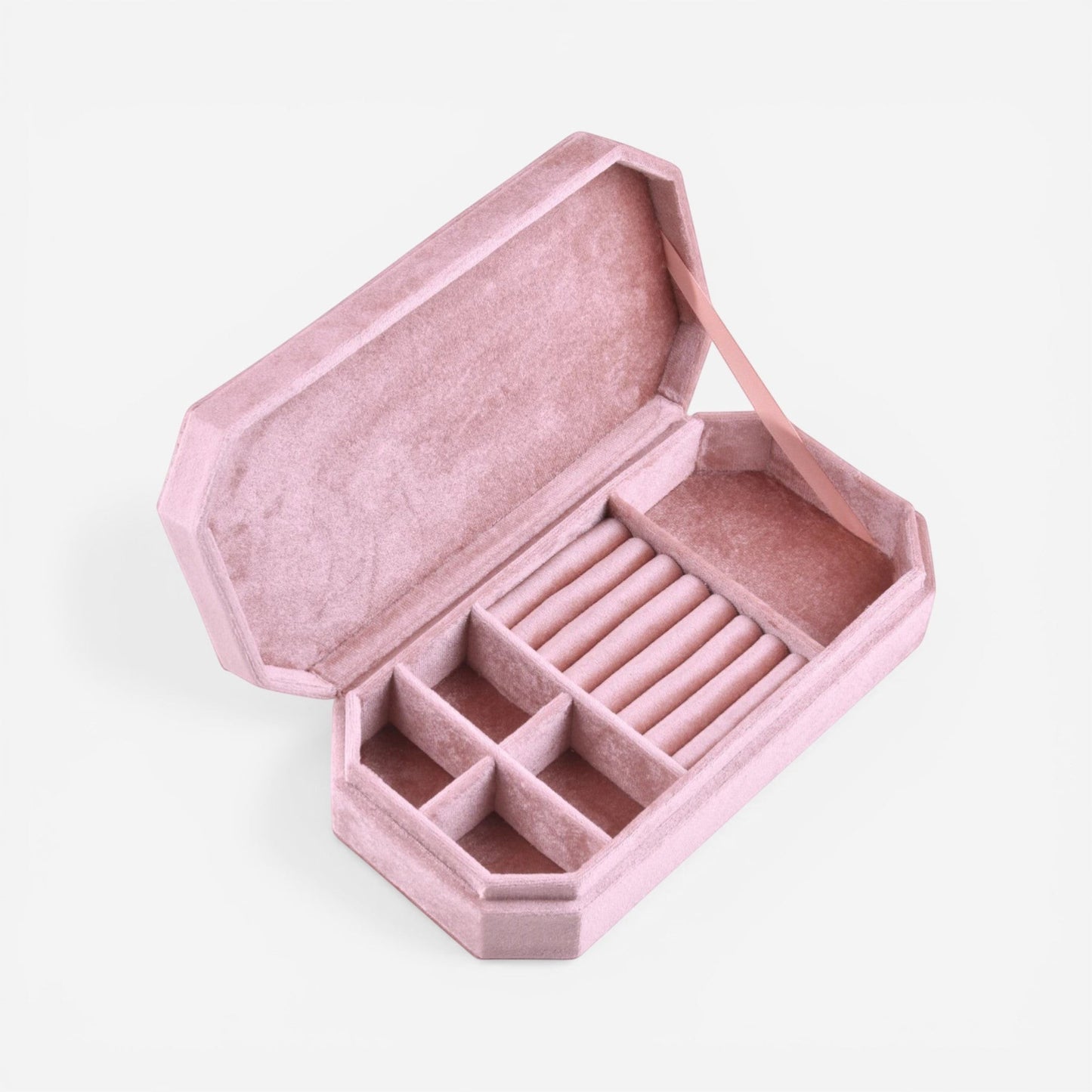 Boîte à bijoux de voyage en velours rose, compacte, avec espaces de rangement pour bijoux.