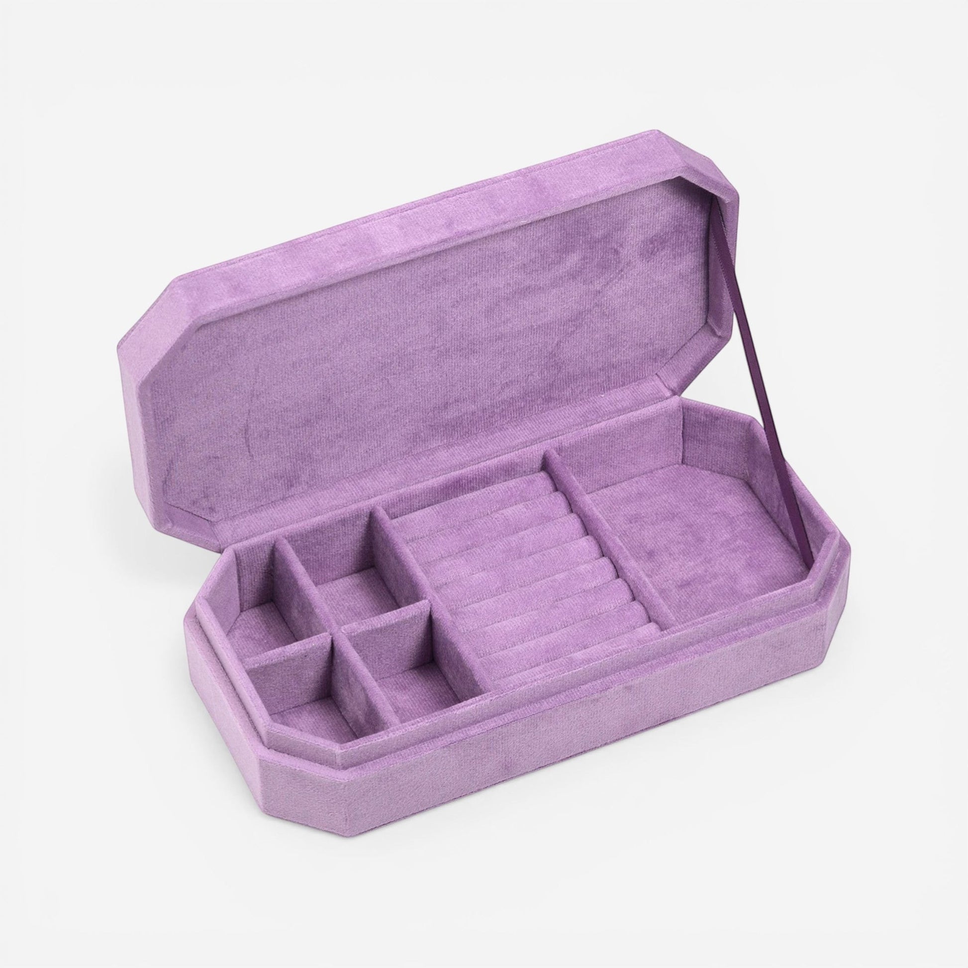 Boîte à bijoux de voyage en velours violet, avec rangements pour bagues et accessoires.