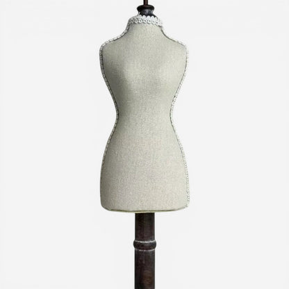 buste à bijoux en tissu clair pour exposer colliers et accessoires avec élégance