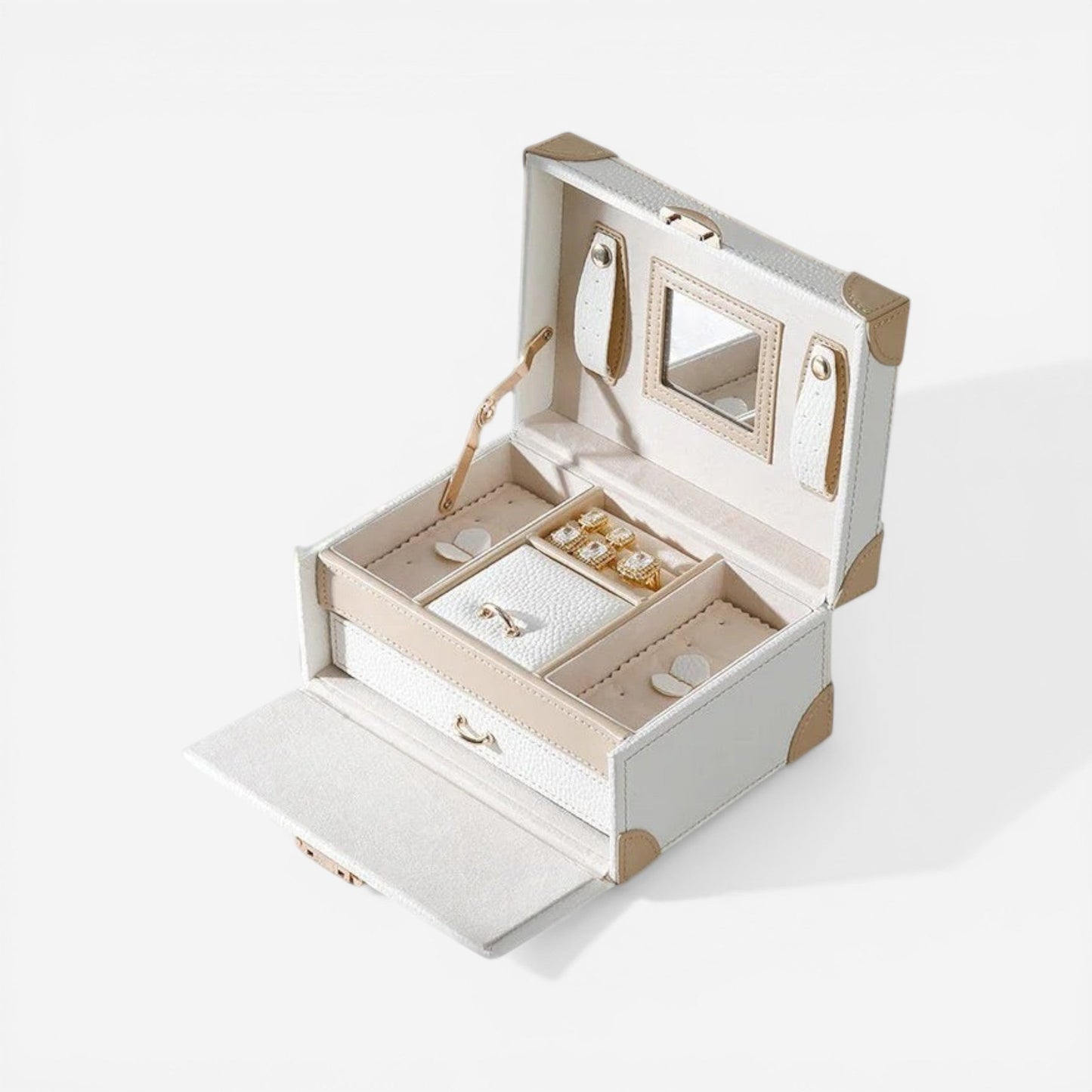 coffret a bijoux en cuir ouvert avec rangements pratiques pour organiser bijoux en voyage