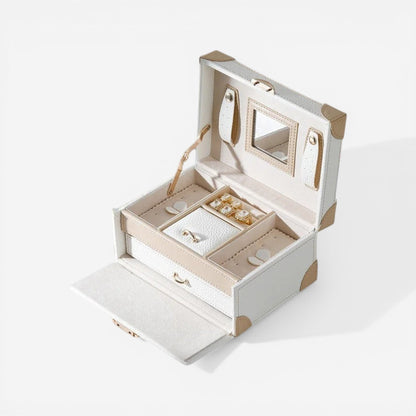 coffret a bijoux en cuir ouvert avec rangements pratiques pour organiser bijoux en voyage