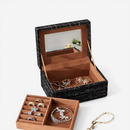 coffret à bijoux en tissu avec rangement organisé et espace pour différents types de bijoux