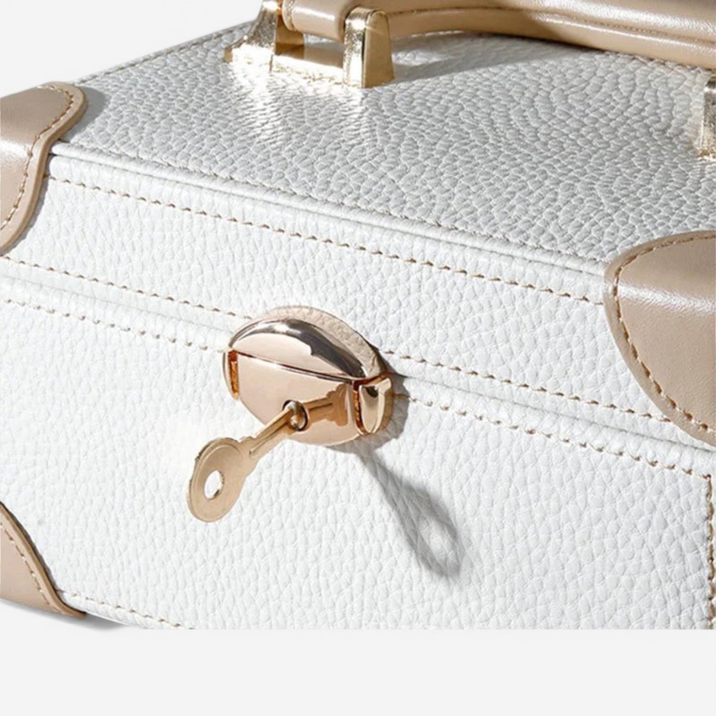 detail interieur d une boite a bijoux en cuir montrant les rangements pour bagues et colliers