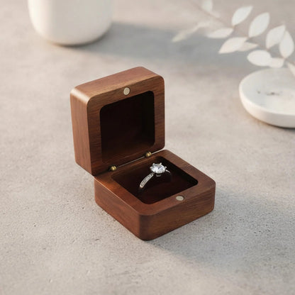 Écrin à bague carré compact en bois