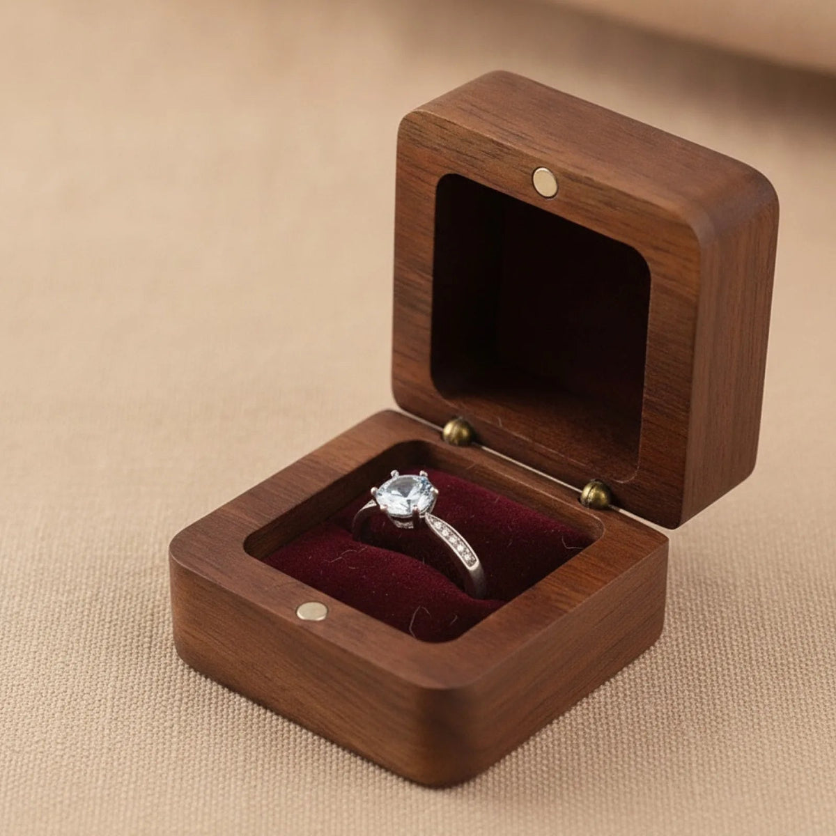 Écrin à bague carré compact en bois