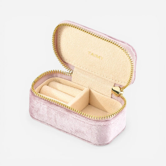 Mini boîte à bijoux en velours beige ouverte avec compartiments pour bagues et petits bijoux.
