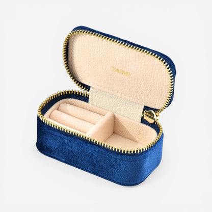 Mini boîte à bijoux en velours bleu foncé avec compartiments pour organiser bagues et bijoux.