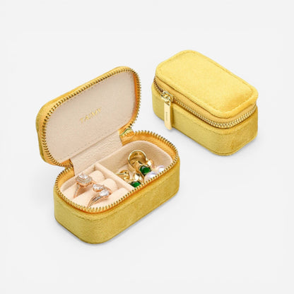 Mini boîte à bijoux en velours jaune avec intérieur compartimenté pour organiser bagues et accessoires.