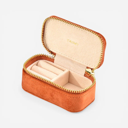 Mini boîte à bijoux en velours orange avec compartiments pour ranger bagues et petits accessoires.