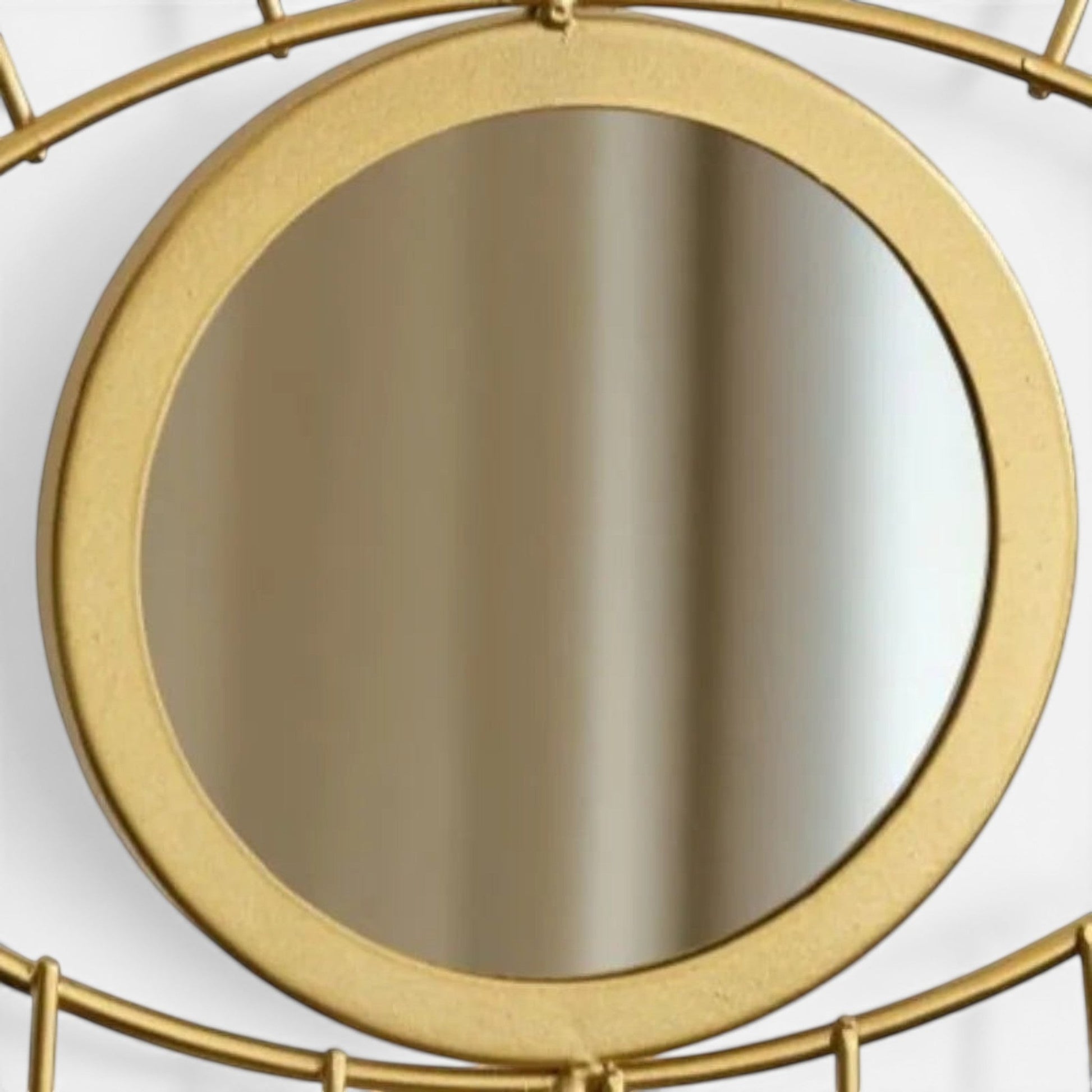 miroir rond avec structure dorée intégré à un présentoir à bijoux élégant